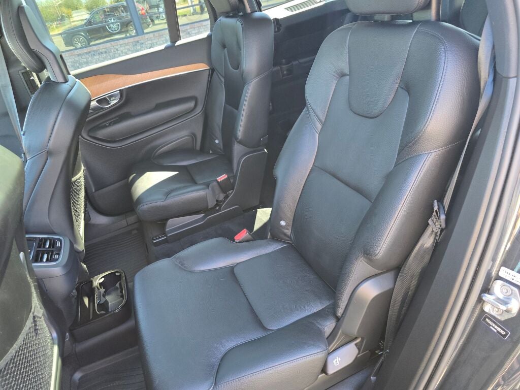 2021 Volvo XC90 T6 Momentum
