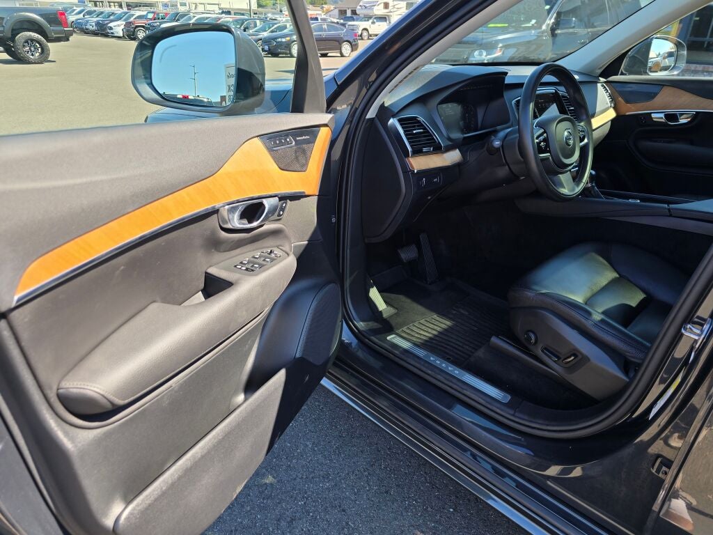2021 Volvo XC90 T6 Momentum