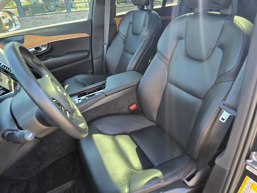 2021 Volvo XC90 T6 Momentum