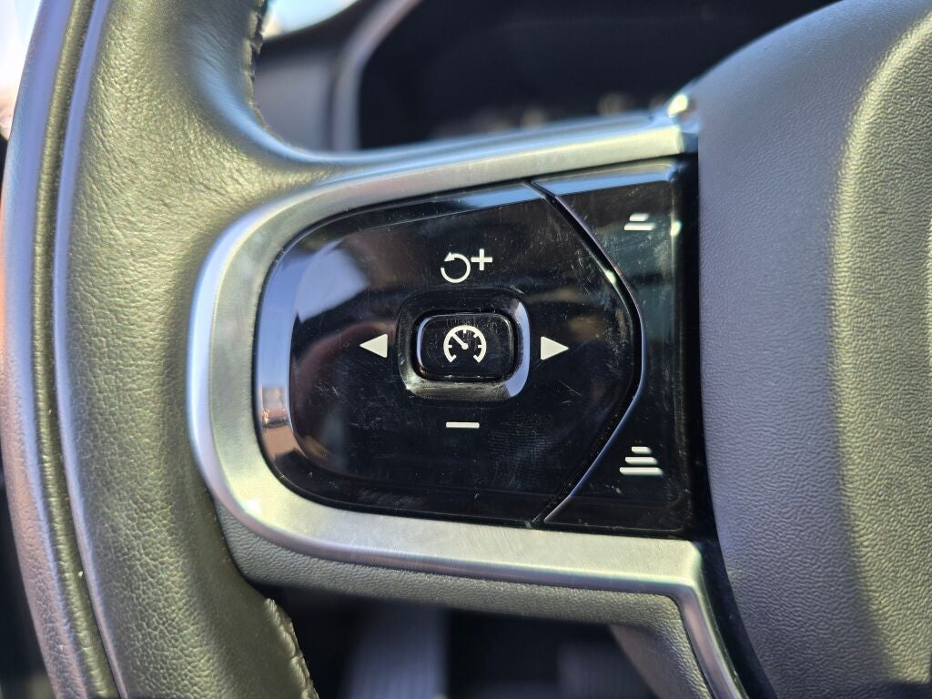 2021 Volvo XC90 T6 Momentum