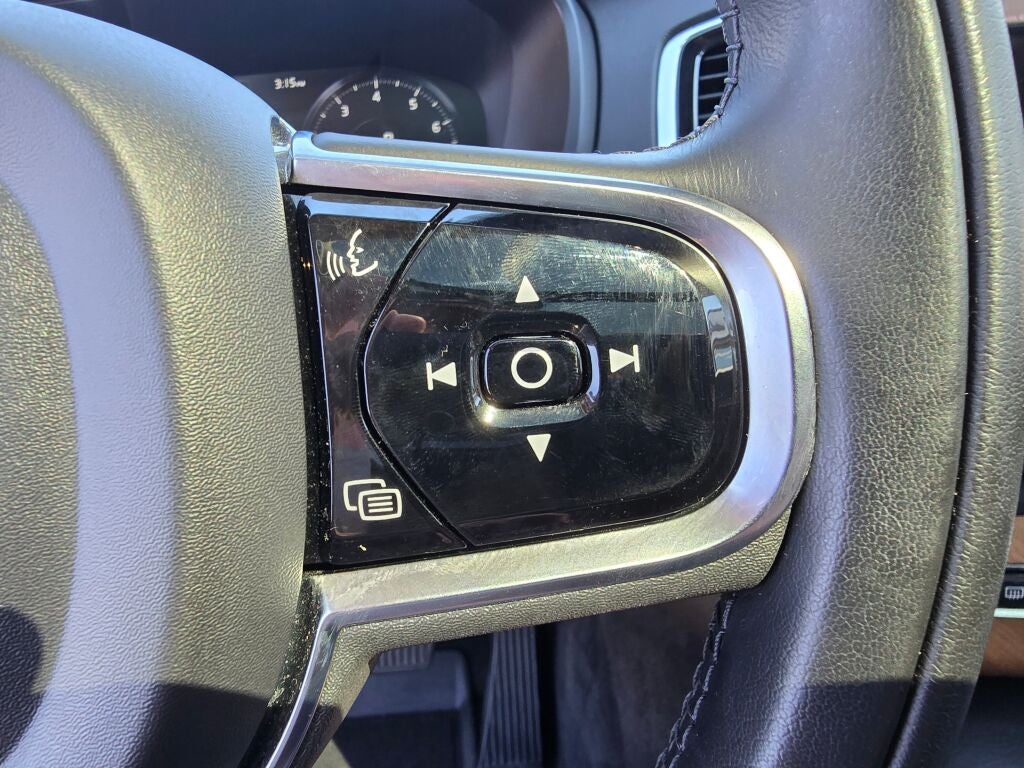 2021 Volvo XC90 T6 Momentum