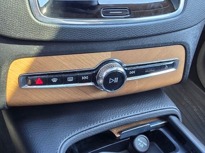 2021 Volvo XC90 T6 Momentum
