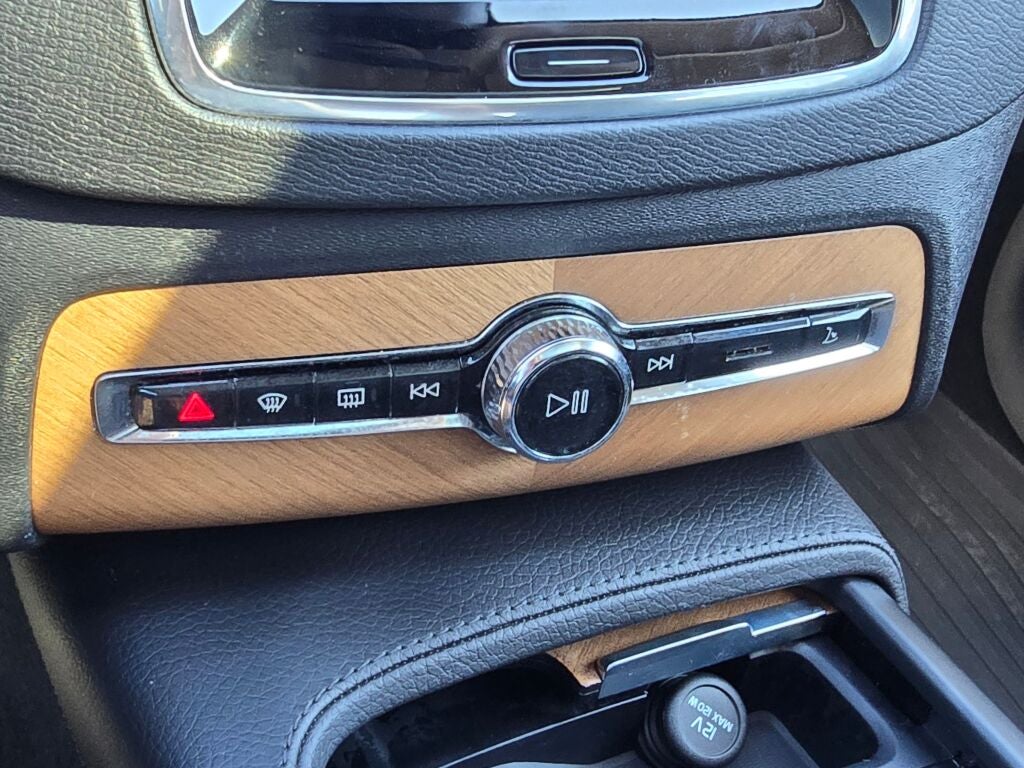 2021 Volvo XC90 T6 Momentum